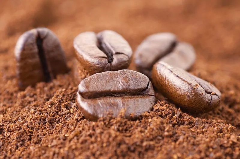 gemalen koffie met koffiemolen